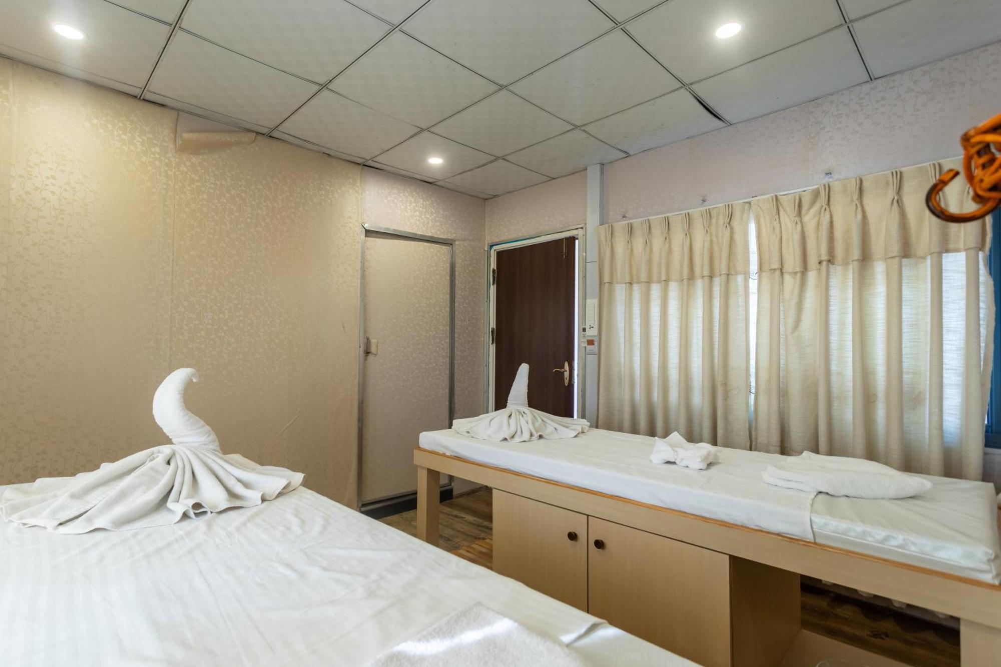 Hotel Sarathi ドゥリケル エクステリア 写真